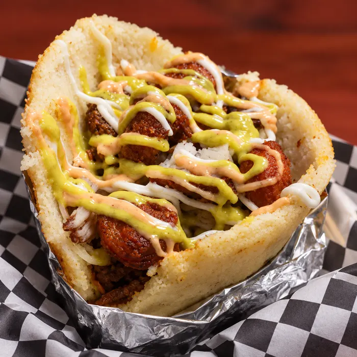 Arepa rellena con carne y salsas