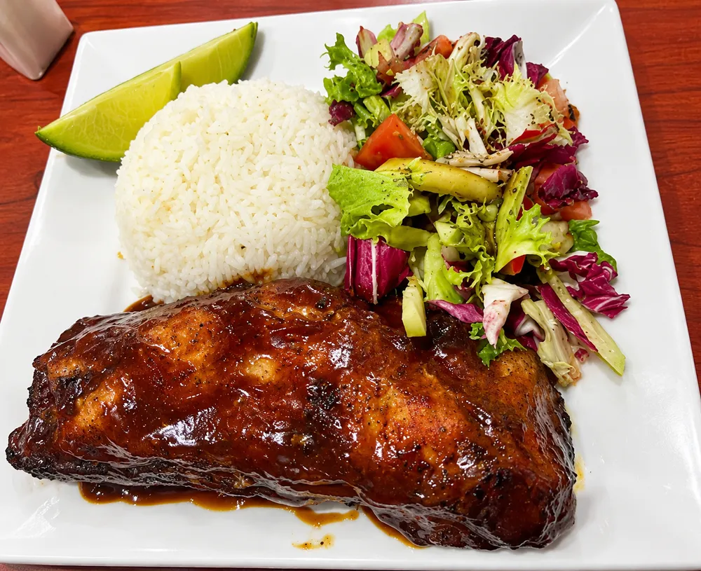 Plato del día: carne glaseada con arroz y ensalada